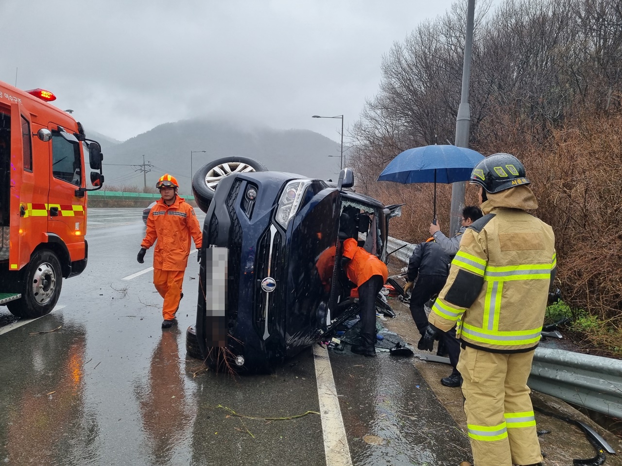 ▲28일  빗길 교통사고로 전도된 차량에서 여수소방은 운전자를 구조했다. ⓒ여수소방서 제공