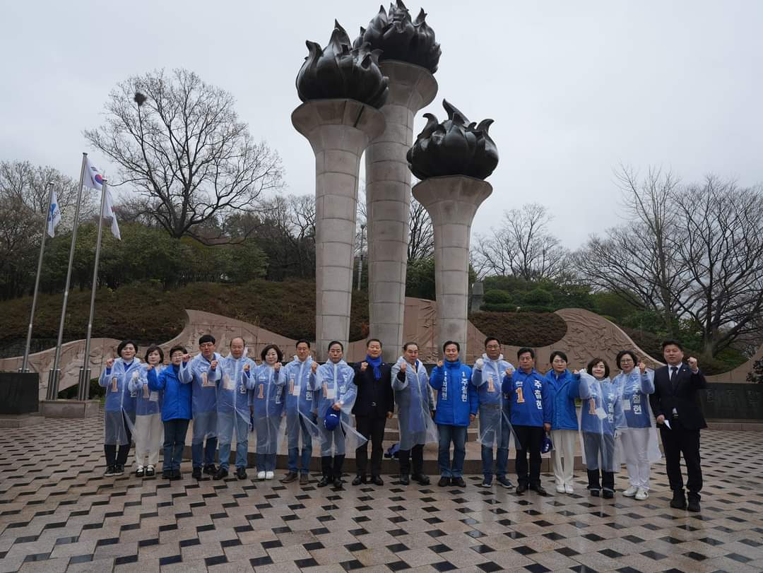 ▲민주당 여수갑 주철현 후보는 시.도의원들과 자산공원 현충탑을 참배하고 기념 찰영을 하고 있다
